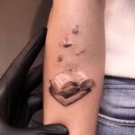 Фото Книги в женской тату 27.02.2021 №015 - Books in a woman's tattoo - tatufoto.com