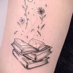 Фото Книги в женской тату 27.02.2021 №029 - Books in a woman's tattoo - tatufoto.com
