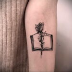 Фото Книги в женской тату 27.02.2021 №034 - Books in a woman's tattoo - tatufoto.com