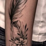 Фото Перо - женский рисунок тату 27.02.2021 №001 - Feather tattoo - tatufoto.com