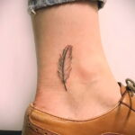 Фото Перо - женский рисунок тату 27.02.2021 №005 - Feather tattoo - tatufoto.com