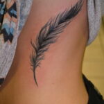 Фото Перо - женский рисунок тату 27.02.2021 №026 - Feather tattoo - tatufoto.com