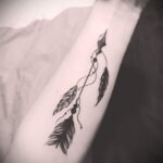 Фото Перо - женский рисунок тату 27.02.2021 №049 - Feather tattoo - tatufoto.com