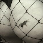 Фото пример рисунка татуировки с муравьем 21.03.2021 №004 - ant tattoo - tatufoto.com