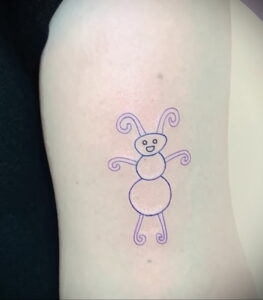 Простая татуировка муравья в стиле doodle на руке. Рисунок выполнен в фиолетовом цвете с использованием забавных линий и форм.