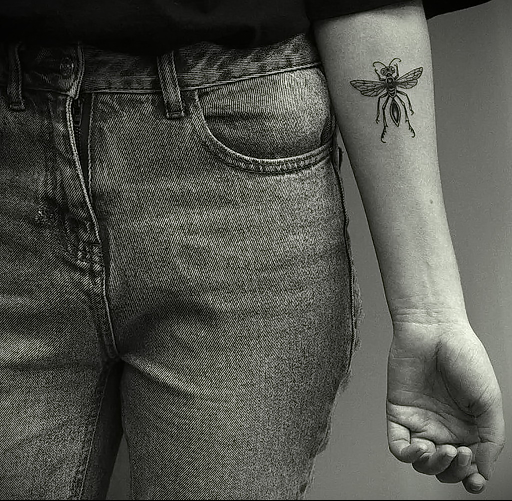 Фото пример рисунка татуировки с муравьем 21.03.2021 №039 - ant tattoo - tatufoto.com