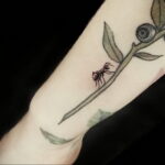 Фото пример рисунка татуировки с муравьем 21.03.2021 №088 - ant tattoo - tatufoto.com