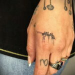 Фото пример рисунка татуировки с муравьем 21.03.2021 №102 - ant tattoo - tatufoto.com