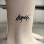 Фото пример рисунка татуировки с муравьем 21.03.2021 №136 - ant tattoo - tatufoto.com