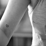 Фото рисунок тату маленькое сердце 09.02.2021 №0015 - heart tattoo small - tatufoto.com