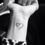Фото рисунок тату маленькое сердце 09.02.2021 №0020 - heart tattoo small - tatufoto.com