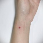 Фото рисунок тату маленькое сердце 09.02.2021 №0023 - heart tattoo small - tatufoto.com