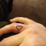Фото рисунок тату маленькое сердце 09.02.2021 №0027 - heart tattoo small - tatufoto.com