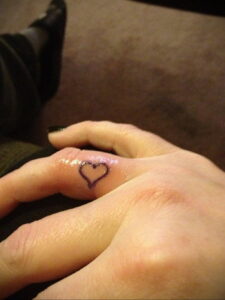 Фото рисунок тату маленькое сердце 09.02.2021 №0027 - heart tattoo small - tatufoto.com