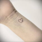 Фото рисунок тату маленькое сердце 09.02.2021 №0038 - heart tattoo small - tatufoto.com