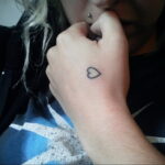 Фото рисунок тату маленькое сердце 09.02.2021 №0041 - heart tattoo small - tatufoto.com