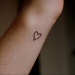 Фото рисунок тату маленькое сердце 09.02.2021 №0051 - heart tattoo small - tatufoto.com