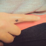 Фото рисунок тату маленькое сердце 09.02.2021 №0062 - heart tattoo small - tatufoto.com