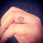 Фото рисунок тату маленькое сердце 09.02.2021 №0064 - heart tattoo small - tatufoto.com
