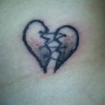 Фото тату разбитое сердце 04.02.2021 №0021 - broken heart tattoo - tatufoto.com