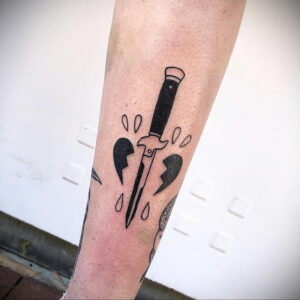 Фото тату разбитое сердце 04.02.2021 №0053 - broken heart tattoo - tatufoto.com