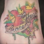Фото тату разбитое сердце 04.02.2021 №0062 - broken heart tattoo - tatufoto.com