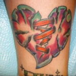 Фото тату разбитое сердце 04.02.2021 №0091 - broken heart tattoo - tatufoto.com