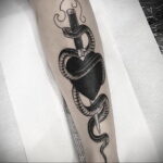 Фото тату сердце и змея 04.02.2021 №0014 - heart snake tattoo - tatufoto.com