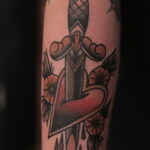 Фото тату сердце и кинжал 09.02.2021 №0022 - tattoo heart dagger - tatufoto.com