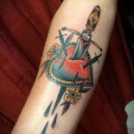 Фото тату сердце и кинжал 09.02.2021 №0037 - tattoo heart dagger - tatufoto.com