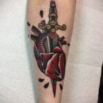 Фото тату сердце и кинжал 09.02.2021 №0041 - tattoo heart dagger - tatufoto.com