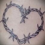 Фото тату сердце и колючая проволока 09.02.2021 №0002 - tattoo heart wire - tatufoto.com