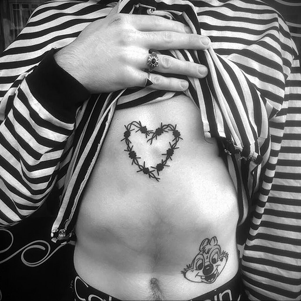 Фото тату сердце и колючая проволока 09.02.2021 №0010 - tattoo heart wire - tatufoto.com