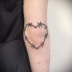 Фото тату сердце и колючая проволока 09.02.2021 №0018 - tattoo heart wire - tatufoto.com