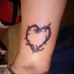 Фото тату сердце и колючая проволока 09.02.2021 №0022 - tattoo heart wire - tatufoto.com
