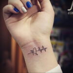 Фото тату сердце и линия пульча 04.02.2021 №0021 - heart pulse tattoo - tatufoto.com