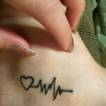 Фото тату сердце и линия пульча 04.02.2021 №0027 - heart pulse tattoo - tatufoto.com