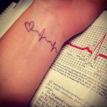 Фото тату сердце и линия пульча 04.02.2021 №0030 - heart pulse tattoo - tatufoto.com