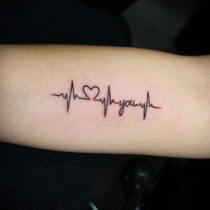 Фото тату на предплечье: пульс в виде кардиограммы с именами "yh" и "youyh", соединенными сердцем. Романтичный и персонализированный рисунок татуировки.