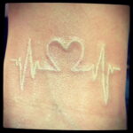 Фото тату сердце и линия пульча 04.02.2021 №0067 - heart pulse tattoo - tatufoto.com