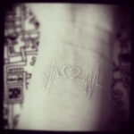 Фото тату сердце и линия пульча 04.02.2021 №0079 - heart pulse tattoo - tatufoto.com