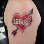 Фото тату сердце и надпись мама 09.02.2021 №0001 - mom heart tattoo - tatufoto.com