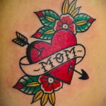 Фото тату сердце и надпись мама 09.02.2021 №0003 - mom heart tattoo - tatufoto.com