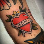Фото тату сердце и надпись мама 09.02.2021 №0005 - mom heart tattoo - tatufoto.com