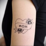 Фото тату сердце и надпись мама 09.02.2021 №0007 - mom heart tattoo - tatufoto.com