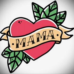 Фото тату: красное сердце с надписью 'MAMA' на ленте, окруженное зелеными листьями. Традиционный стиль, четкие контуры.