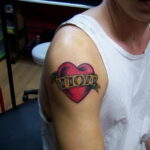 Фото тату сердце и надпись мама 09.02.2021 №0014 - mom heart tattoo - tatufoto.com