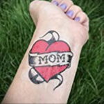 Фото тату сердце и надпись мама 09.02.2021 №0016 - mom heart tattoo - tatufoto.com