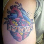 Фото тату сердце и надпись мама 09.02.2021 №0035 - mom heart tattoo - tatufoto.com