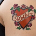 Фото тату сердце и надпись мама 09.02.2021 №0041 - mom heart tattoo - tatufoto.com
